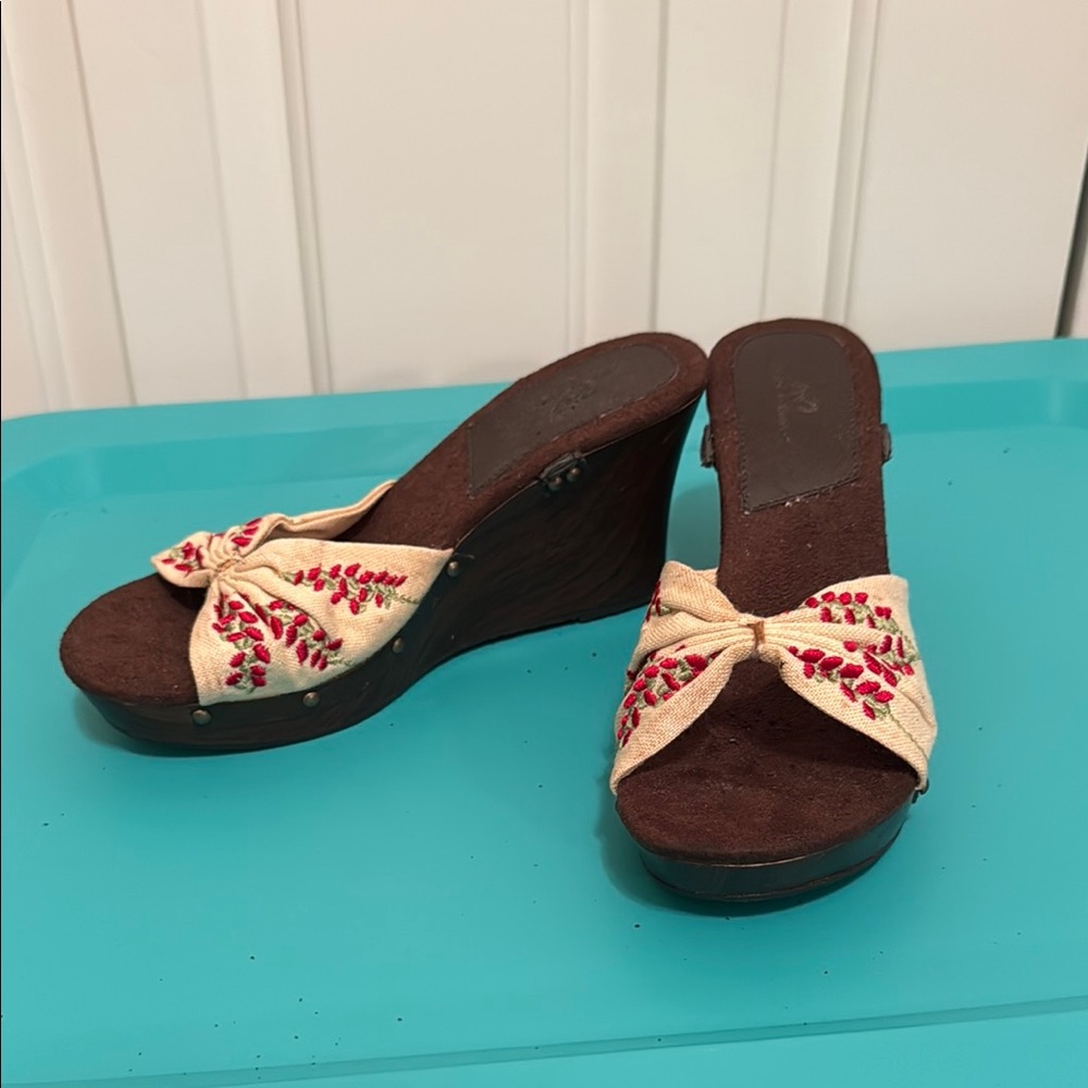 Brown and Cream Sandals with Embroidered Detail